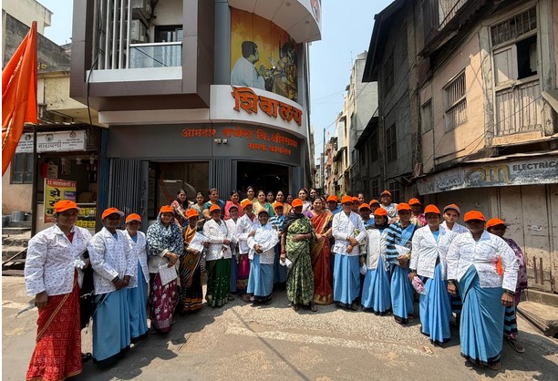 On the occasion of Womens Day Corporator Rituraj Kshirsagar felicitated the working women of Precincts 6 and 7